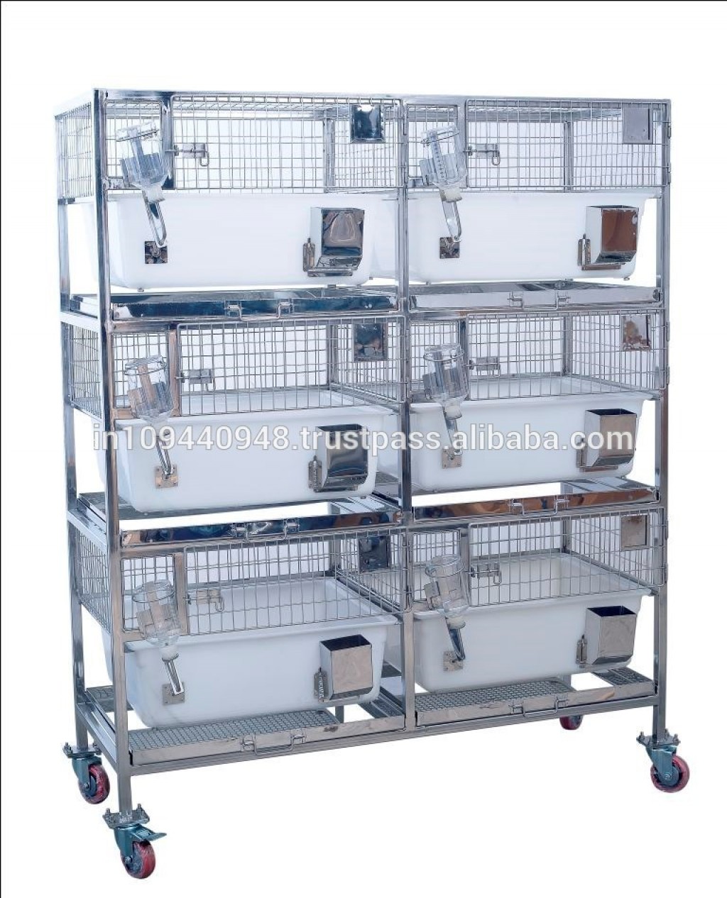 Стеллаж с клетками для кроликов из пластика.