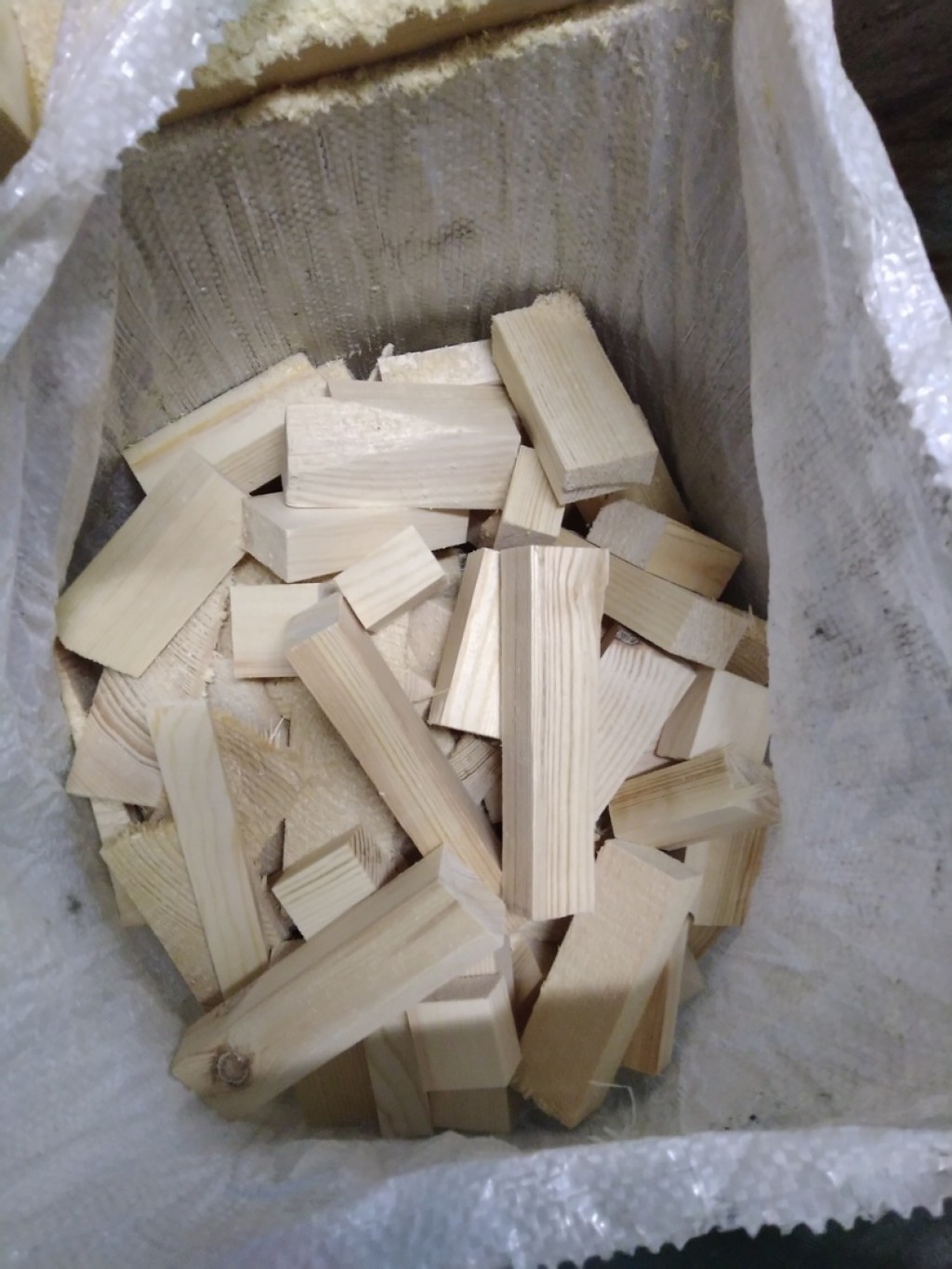 Обрезь сухой доски в мешке.