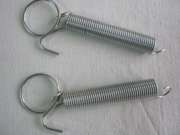 Замок пружинный для клетки кролиководства