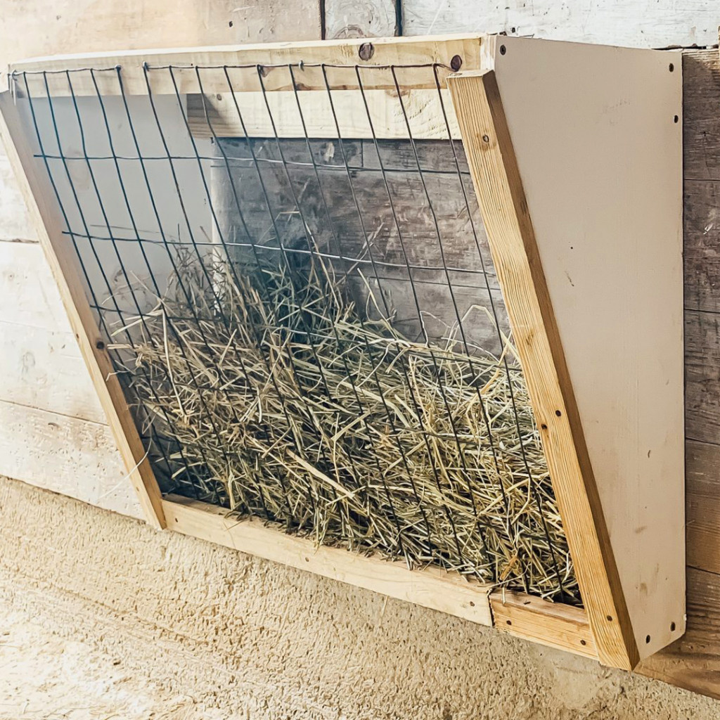 Кормушка настенная для сена