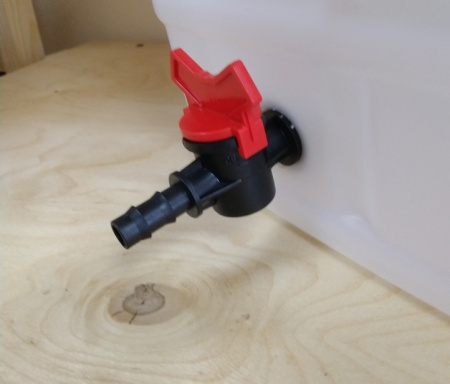 Емкость для поения 15л с краном