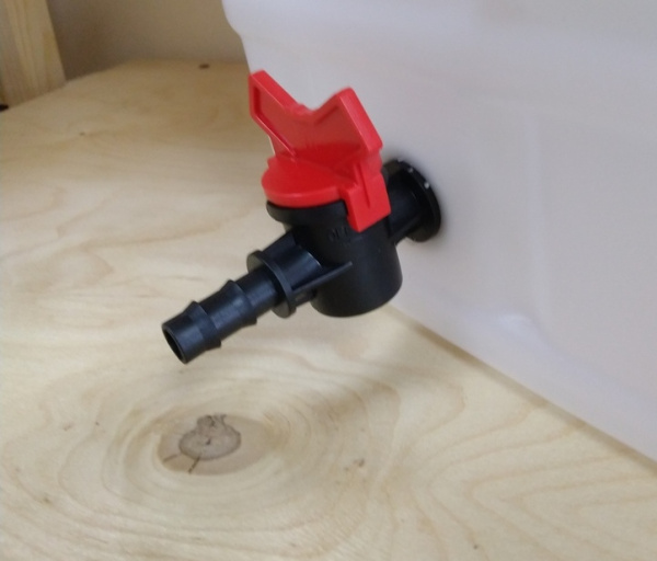 Емкость для поения 15л с краном